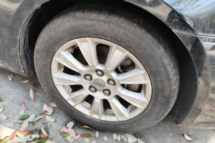 Used Buick LaCrosse 2012 2.4L SIDI Elegant Edition Right Front Wheel Hub