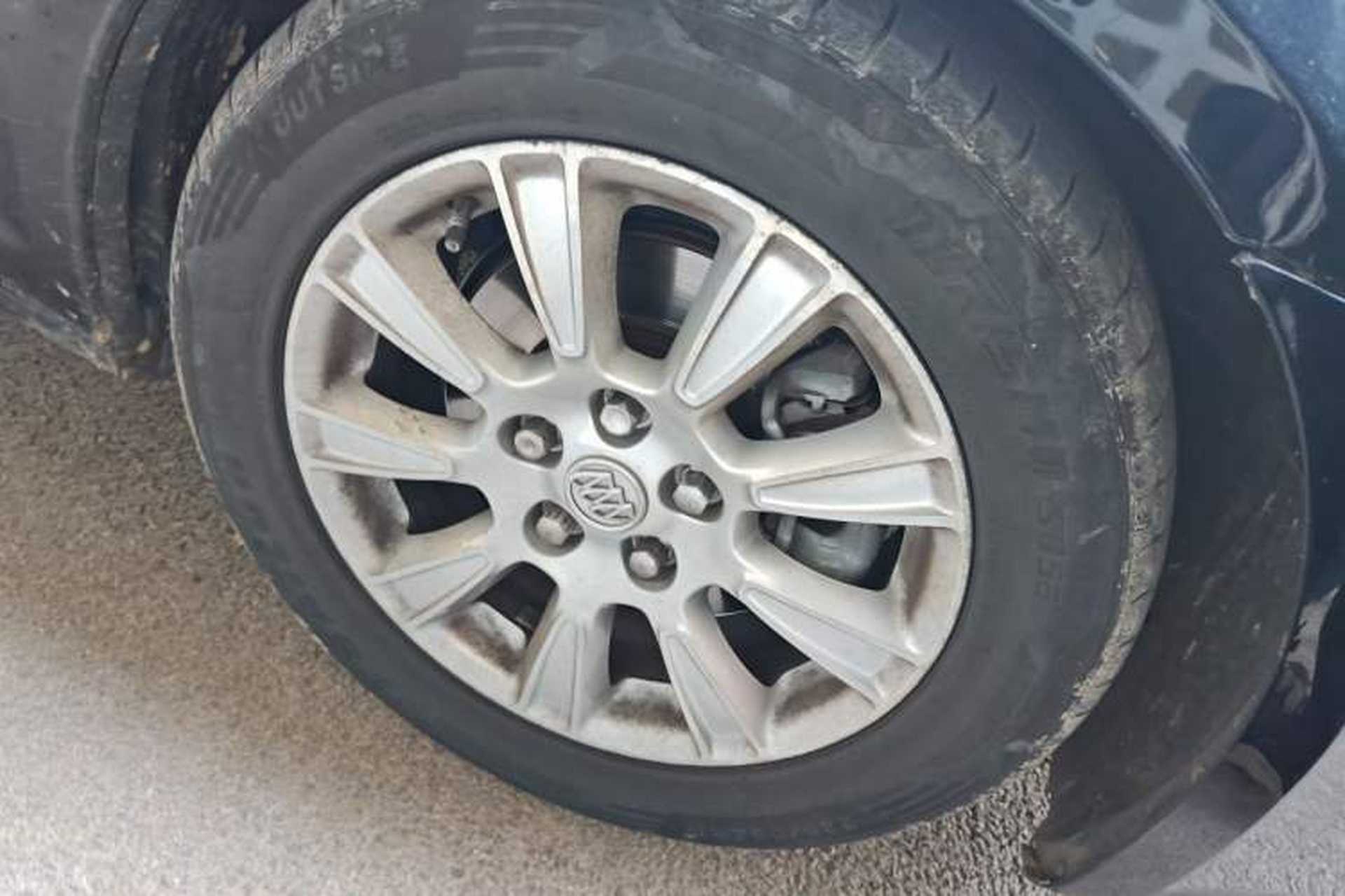 Used Buick LaCrosse 2012 2.4L SIDI Haoya Edition Right Front Wheel Hub