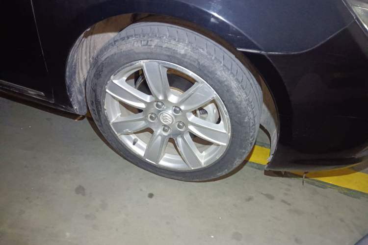 Used Buick LaCrosse 2012 2.4L SIDI Luxury Edition Right Front Wheel Hub