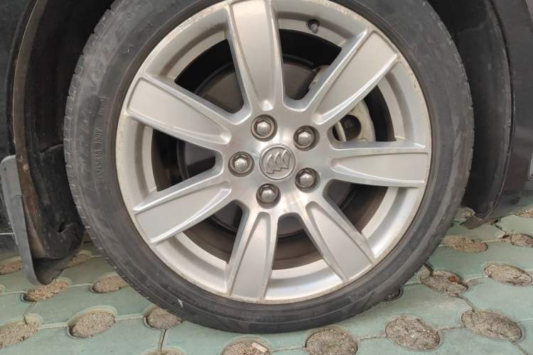Used Buick LaCrosse 2012 2.4L SIDI Luxury Edition Right Front Wheel Hub