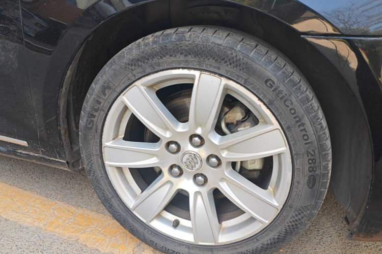 Used Buick LaCrosse 2012 2.4L SIDI Luxury Edition Right Front Wheel Hub