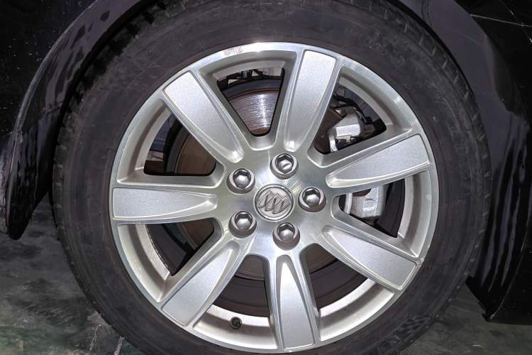 Used Buick LaCrosse 2012 2.4L SIDI Luxury Edition Right Front Wheel Hub