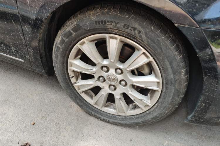 Used Buick LaCrosse 2012 2.4L SIDI Comfort Edition Right Front Wheel Hub