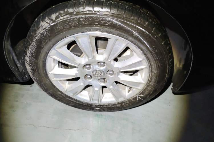 Used Buick LaCrosse 2012 2.4L SIDI Elegant Edition Right Front Wheel Hub