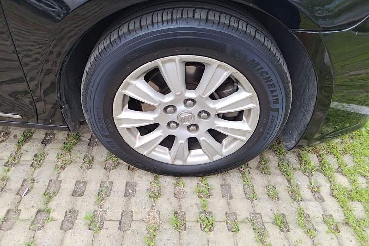 Used Buick LaCrosse 2012 eAssist 2.4L Elegance Edition Right Front Wheel Hub