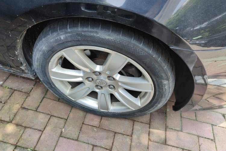 Used Buick LaCrosse 2012 2.4L SIDI Luxury Edition Right Front Wheel Hub