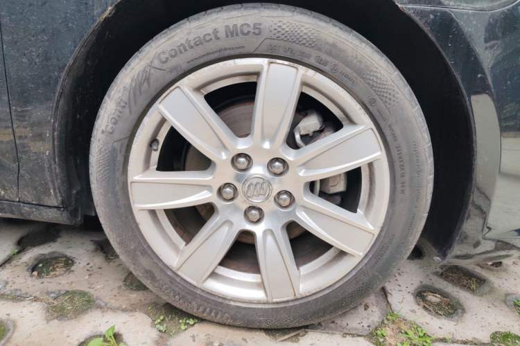 Used Buick LaCrosse 2012 2.4L SIDI Luxury Edition Right Front Wheel Hub