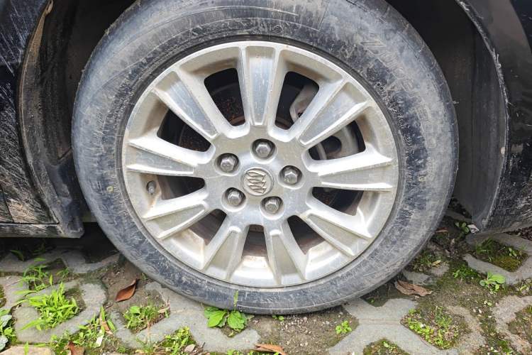 Used Buick LaCrosse 2012 2.4L SIDI Elegant Edition Right Front Wheel Hub