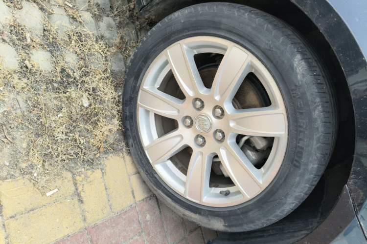 Used Buick LaCrosse 2012 2.4L SIDI Luxury Edition Right Front Wheel Hub