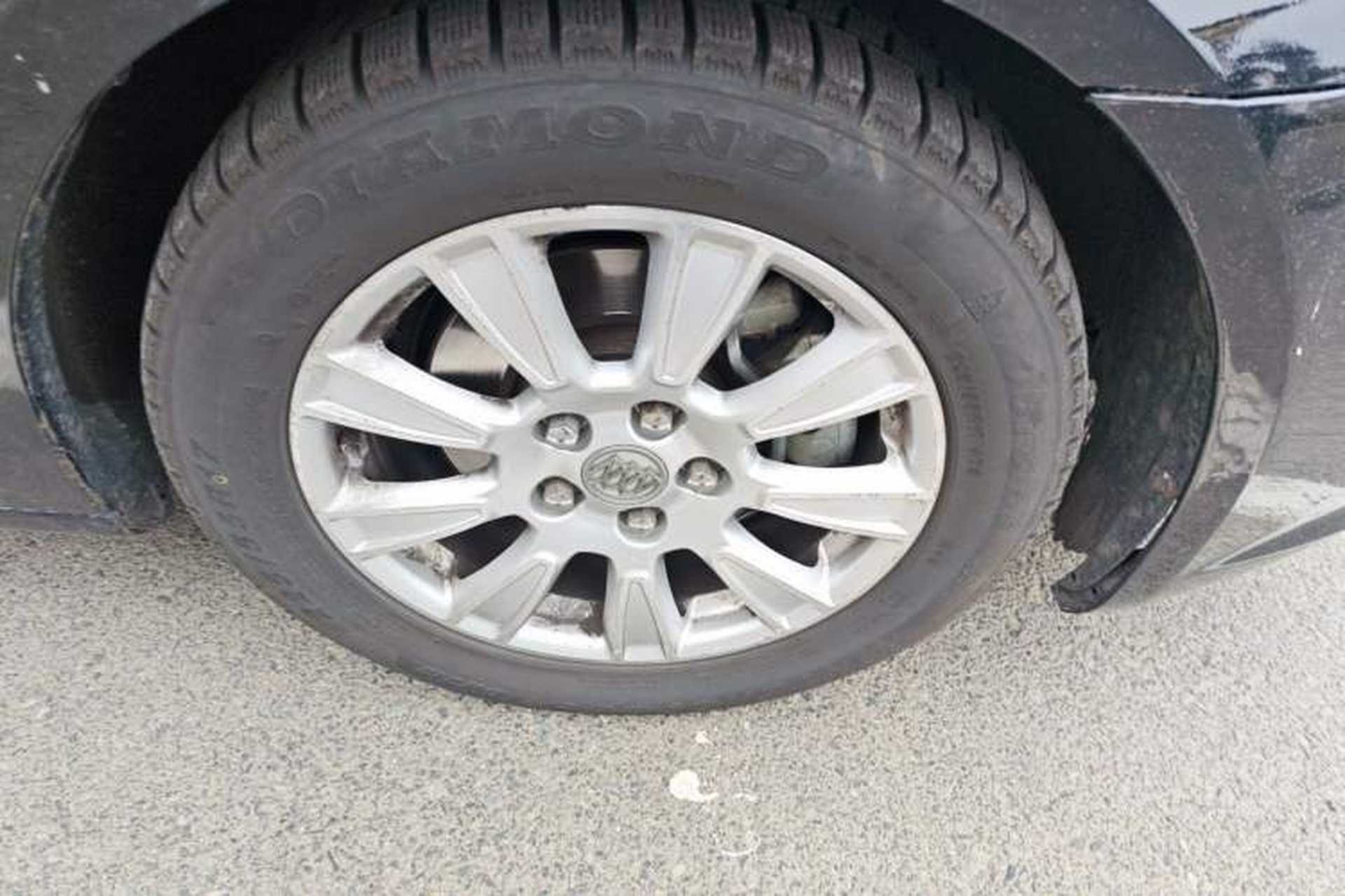 Used Buick LaCrosse 2012 2.4L SIDI Elegant Edition Right Front Wheel Hub