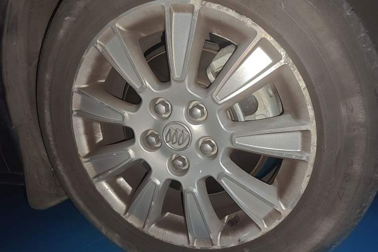 Used Buick LaCrosse 2012 2.4L SIDI Luxury Edition Right Front Wheel Hub