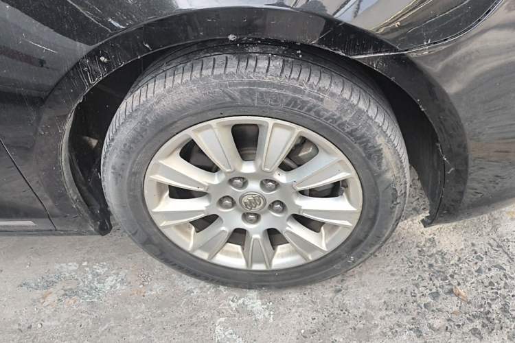 Used Buick LaCrosse 2012 2.4L SIDI Comfort Edition Right Front Wheel Hub