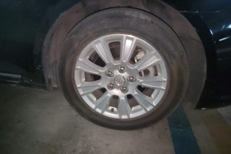 Used Buick LaCrosse 2012 2.4L SIDI Elegant Edition Right Front Wheel Hub
