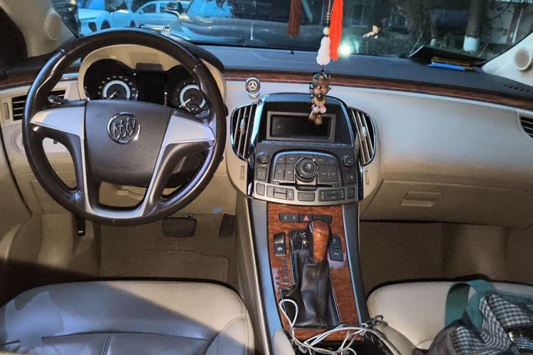Used Buick LaCrosse 2012 2.4L SIDI Elegant Edition Center Console