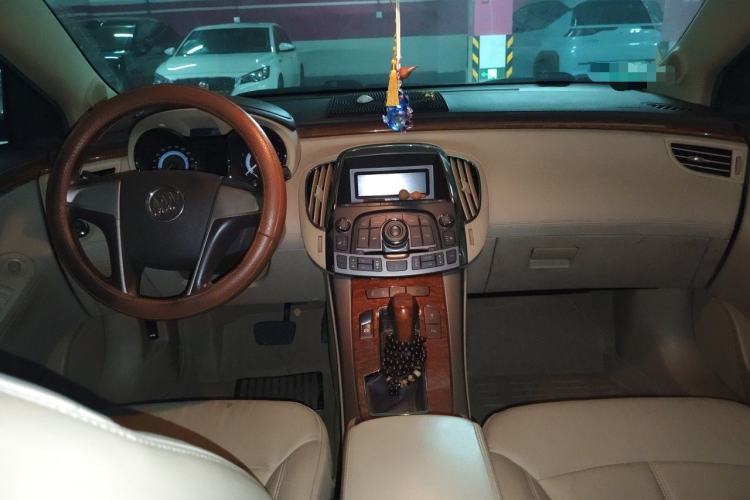 Used Buick LaCrosse 2012 2.4L SIDI Elegant Edition Center Console
