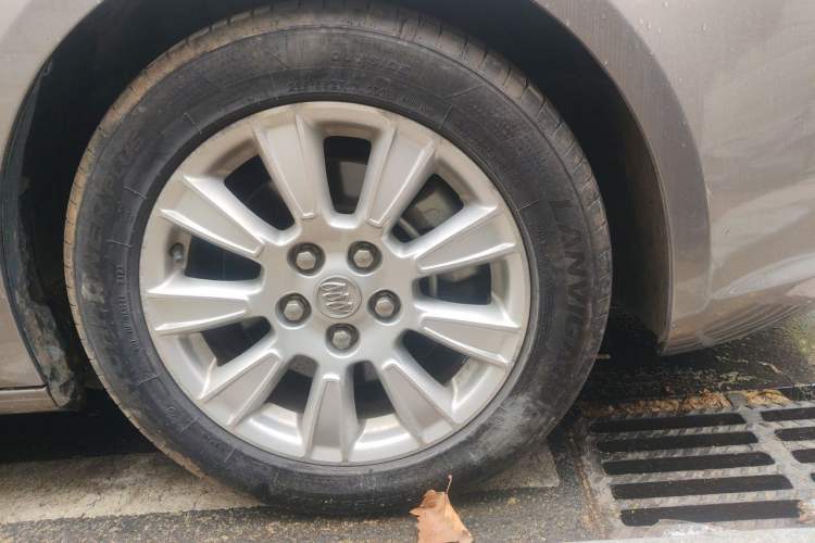 Used Buick LaCrosse 2012 2.4L SIDI Haoya Edition Right Front Wheel Hub