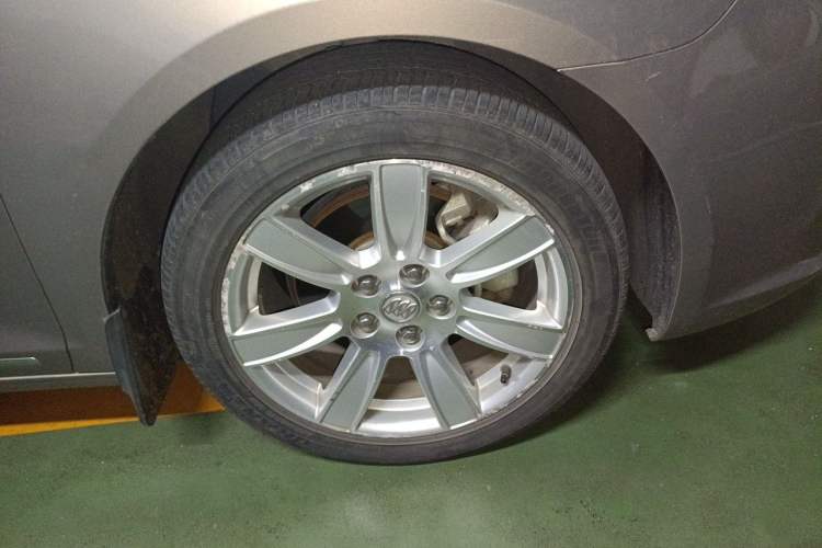 Used Buick LaCrosse 2012 2.4L SIDI Luxury Edition Right Front Wheel Hub