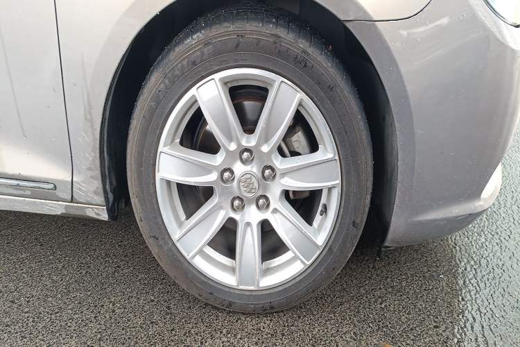 Used Buick LaCrosse 2012 2.4L SIDI Luxury Edition Right Front Wheel Hub