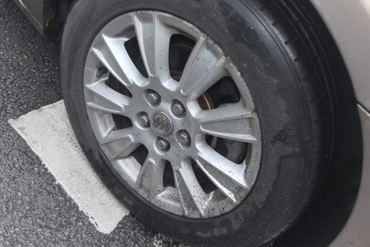 Used Buick LaCrosse 2012 eAssist 2.4L Elegance Edition Right Front Wheel Hub