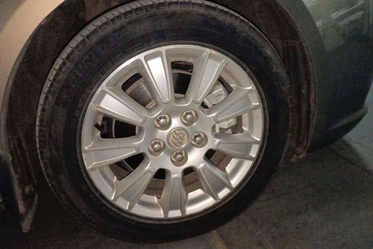 Used Buick LaCrosse 2012 2.4L SIDI Elegant Edition Right Front Wheel Hub