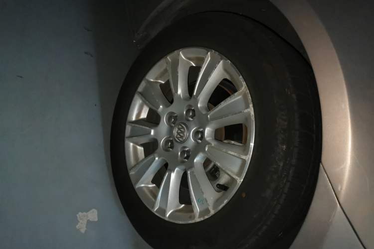 Used Buick LaCrosse 2012 2.4L SIDI Haoya Edition Right Front Wheel Hub