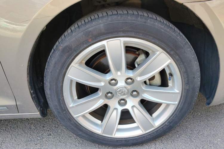 Used Buick LaCrosse 2012 2.4L SIDI Luxury Edition Right Front Wheel Hub
