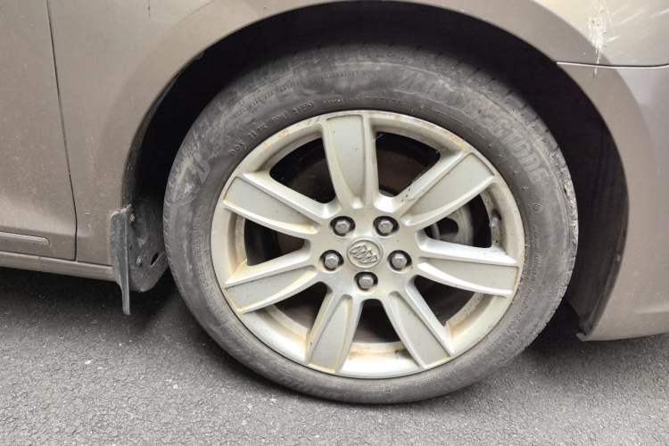 Used Buick LaCrosse 2012 2.4L SIDI Luxury Edition Right Front Wheel Hub