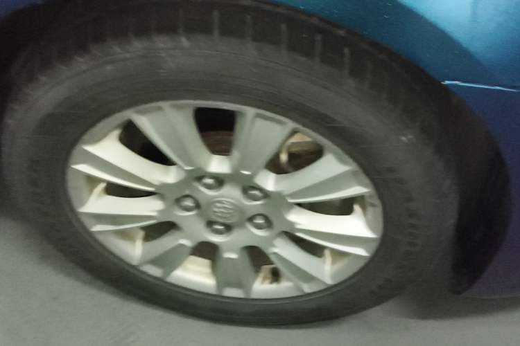 Used Buick LaCrosse 2012 2.4L SIDI Comfort Edition Right Front Wheel Hub