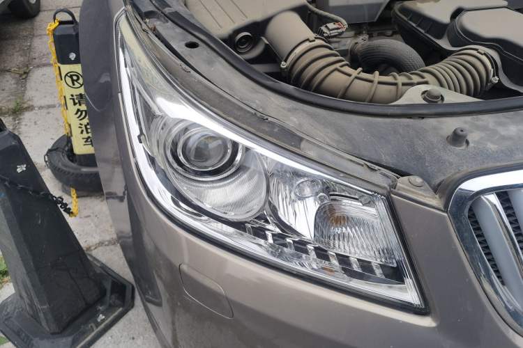 Used Buick LaCrosse 2012 2.4L SIDI Luxury Edition Right Front Headlight