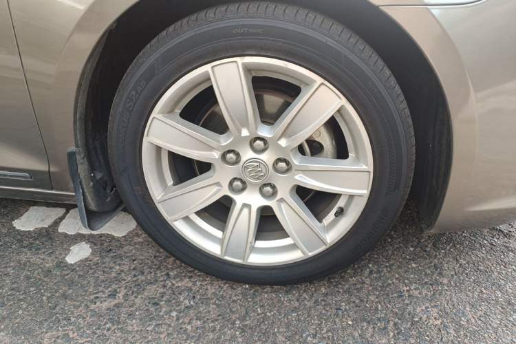 Used Buick LaCrosse 2012 2.4L SIDI Luxury Edition Right Front Wheel Hub
