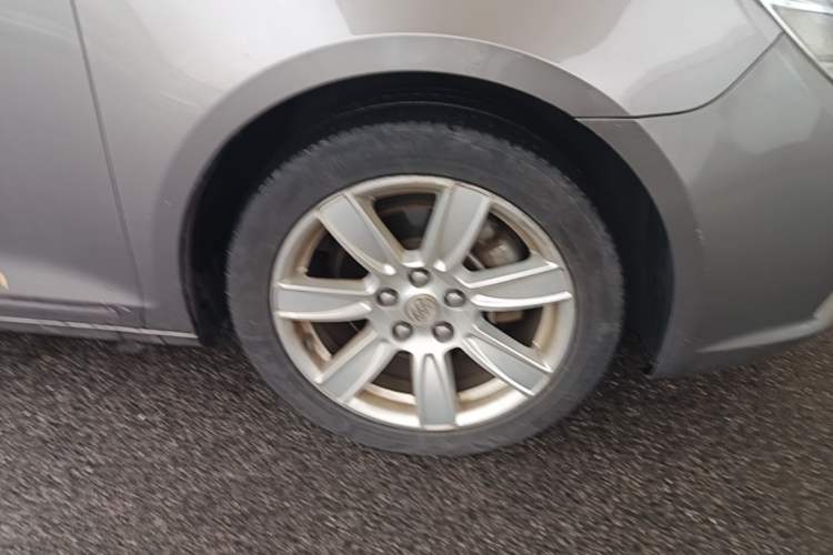 Used Buick LaCrosse 2012 2.4L SIDI Luxury Edition Right Front Wheel Hub
