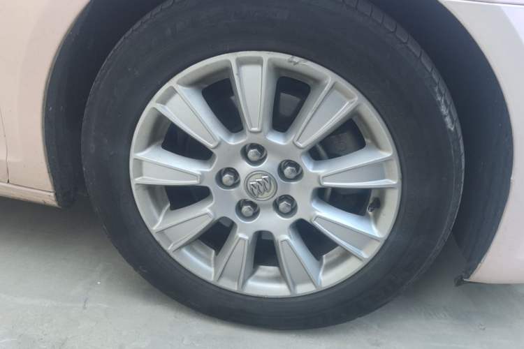 Used Buick LaCrosse 2012 2.4L SIDI Elegant Edition Right Front Wheel Hub