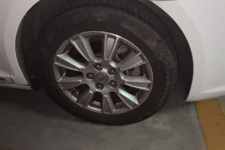 Used Buick LaCrosse 2012 2.4L SIDI Elegant Edition Right Front Wheel Hub