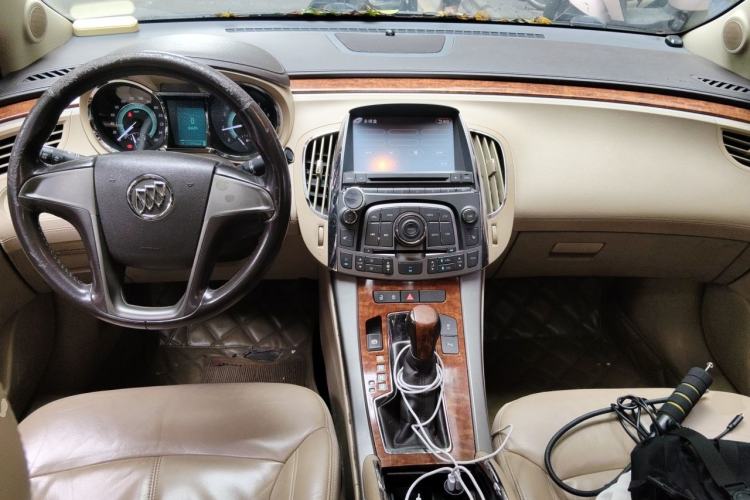 Used Buick LaCrosse 2012 2.4L SIDI Elegant Edition Center Console