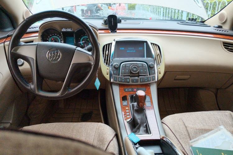 Used Buick LaCrosse 2012 2.4L SIDI Elegant Edition Center Console