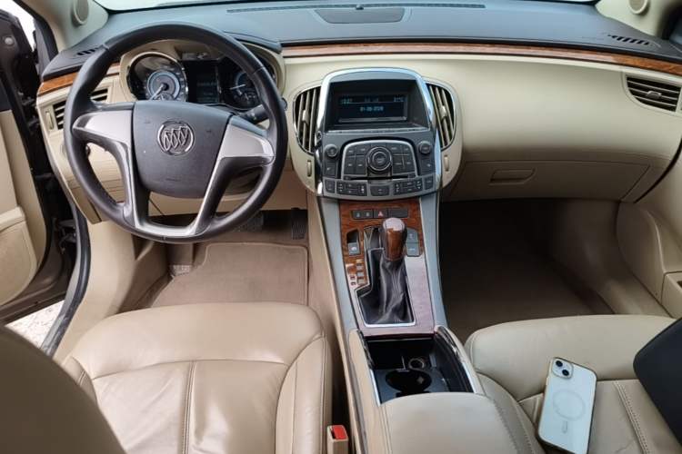 Used Buick LaCrosse 2012 2.4L SIDI Elegant Edition Center Console