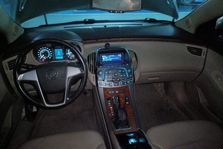 Used Buick LaCrosse 2012 2.4L SIDI Elegant Edition Center Console