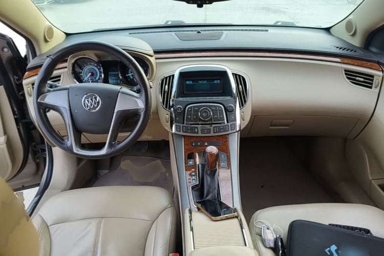 Used Buick LaCrosse 2012 2.4L SIDI Elegant Edition Center Console