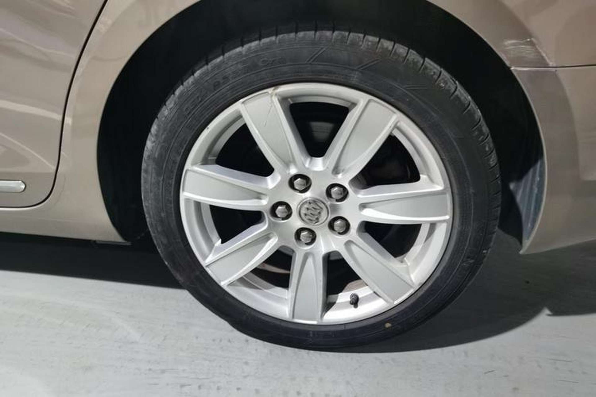 Used Buick LaCrosse 2012 2.4L SIDI Luxury Edition Left Rear Wheel Hub