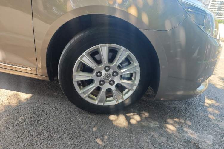 Used Buick LaCrosse 2012 2.4L SIDI Haoya Edition Right Front Wheel Hub