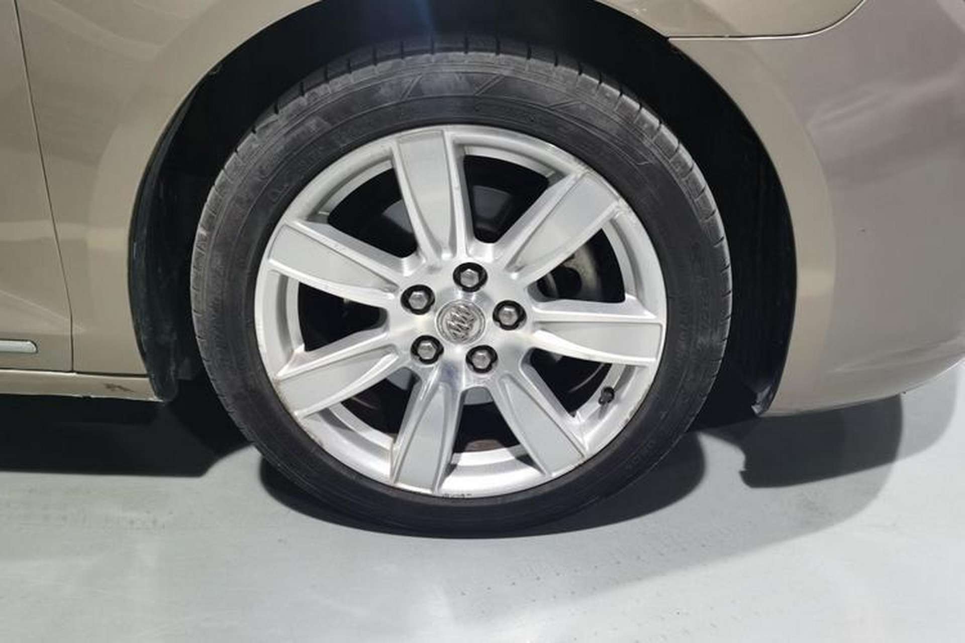 Used Buick LaCrosse 2012 2.4L SIDI Luxury Edition Right Front Wheel Hub