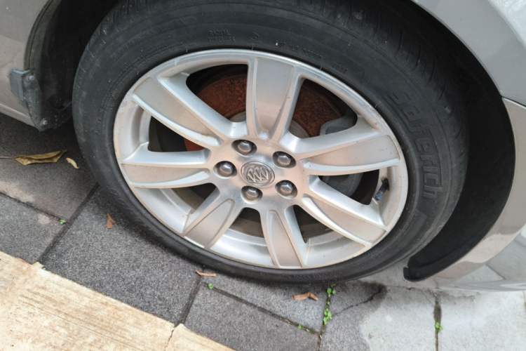 Used Buick LaCrosse 2012 2.4L SIDI Luxury Edition Right Front Wheel Hub