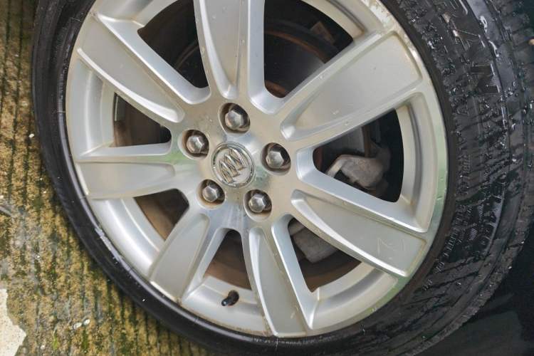 Used Buick LaCrosse 2012 2.4L SIDI Luxury Edition Right Front Wheel Hub