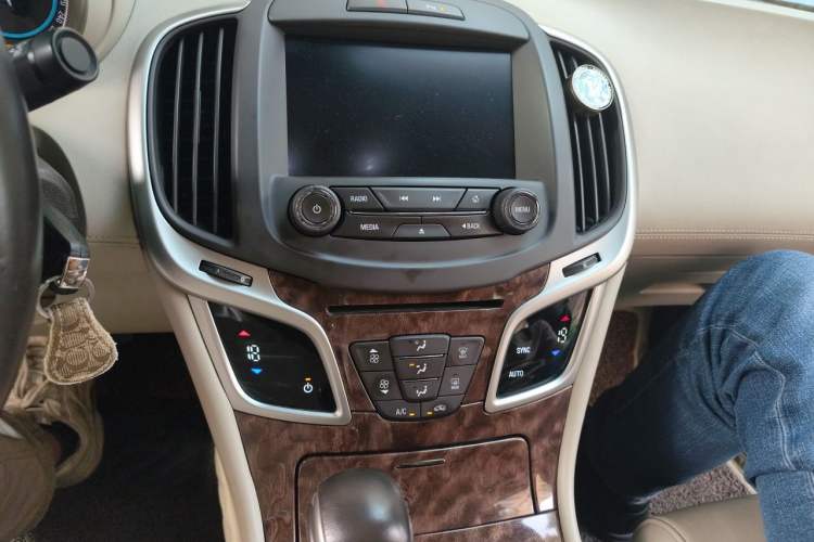 Used Buick LaCrosse 2013 2.4L SIDI Leading Comfort Version Audio And AC Panel