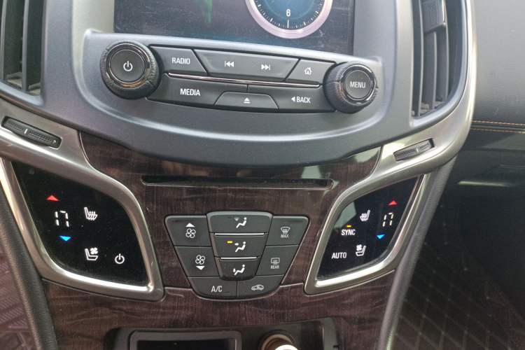 Used Buick LaCrosse 2013 2.4L SIDI Luxury Comfort Edition Audio And AC Panel