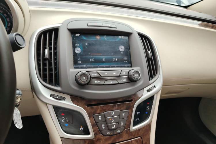 Used Buick LaCrosse 2013 2.4L SIDI Leading Comfort Version Audio And AC Panel