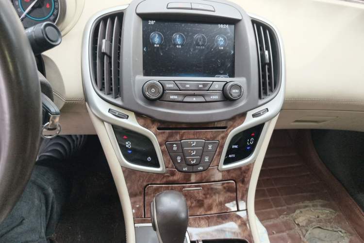 Used Buick LaCrosse 2013 2.4L SIDI Leading Comfort Version Audio And AC Panel