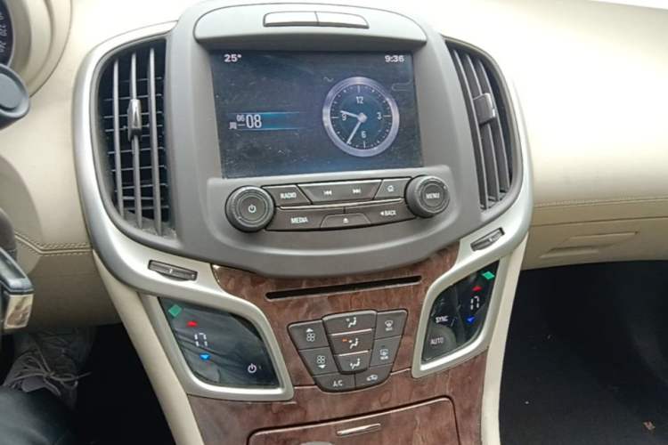 Used Buick LaCrosse 2013 2.4L SIDI Leading Comfort Version Audio And AC Panel