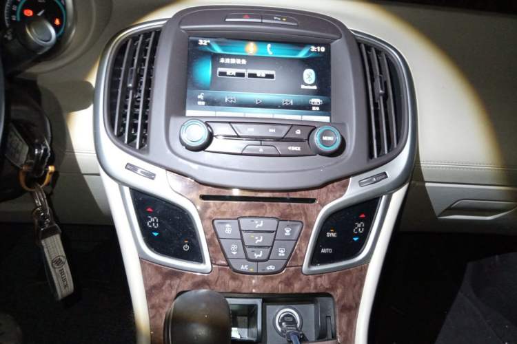 Used Buick LaCrosse 2013 2.4L SIDI Leading Comfort Version Audio And AC Panel