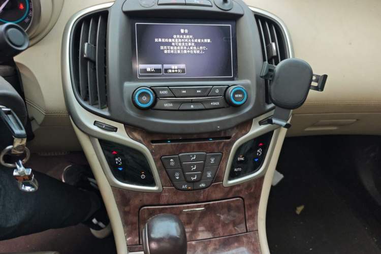 Used Buick LaCrosse 2013 2.4L SIDI Leading Comfort Version Audio And AC Panel
